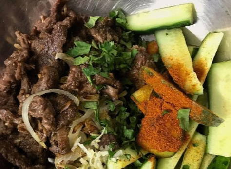 Азиатский салат с говядиной и огурцами