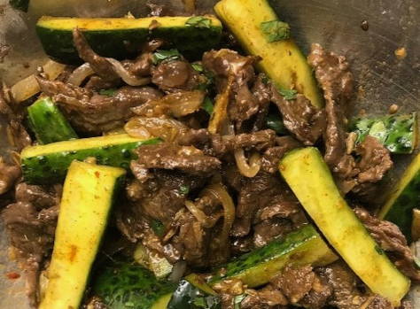 Азиатский салат с говядиной и огурцами