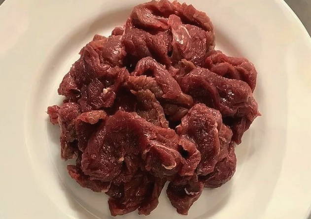 Азиатский салат с говядиной и огурцами