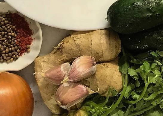 Азиатский салат с говядиной и огурцами