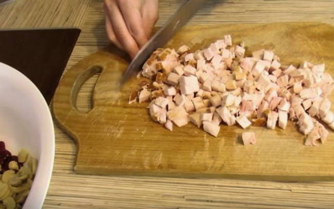 Баварский салат с копченой курицей