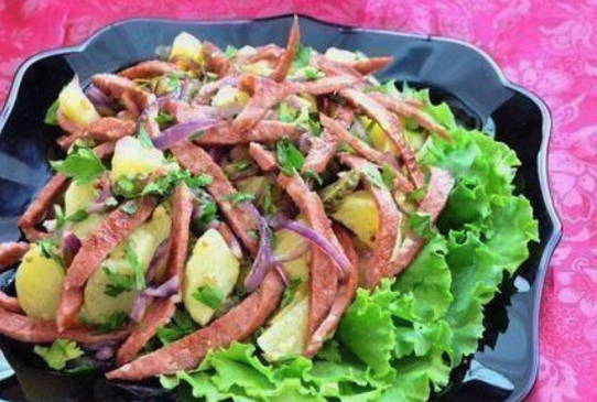 Баварский салат с колбасой