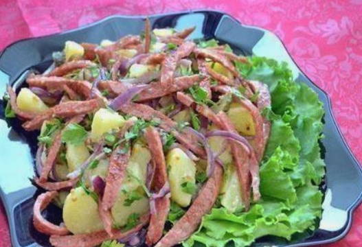 Баварский салат с колбасой