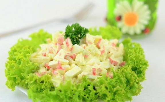 Белковый салат с крабовыми палочками