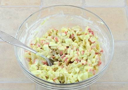 Белковый салат с крабовыми палочками