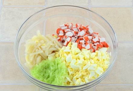 Белковый салат с крабовыми палочками