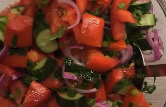 Грузинский салат с грецкими орехами и помидорами