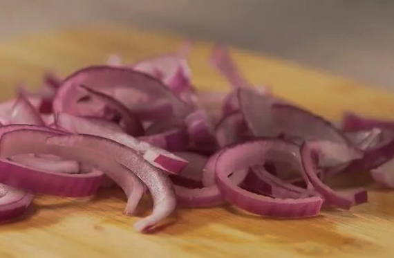 Грузинский салат с грецкими орехами и помидорами