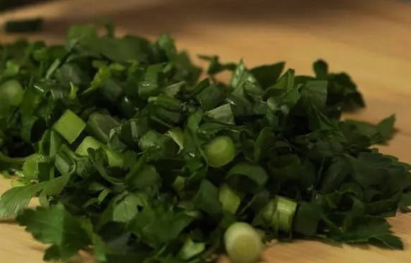 Грузинский салат с грецкими орехами и помидорами