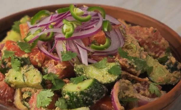 Грузинский салат с грецкими орехами и помидорами