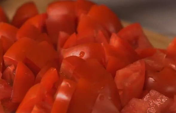 Грузинский салат с грецкими орехами и помидорами