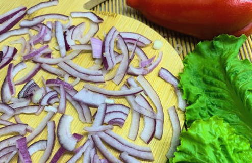 Грузинский салат с грецкими орехами, фасолью и говядиной