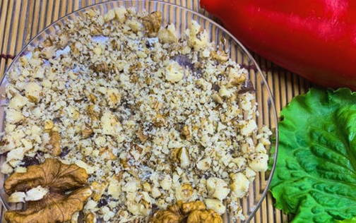 Грузинский салат с грецкими орехами, фасолью и говядиной