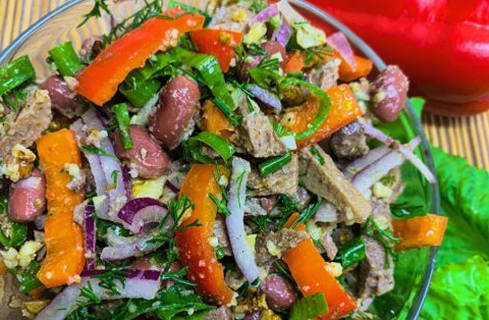 Грузинский салат с грецкими орехами, фасолью и говядиной