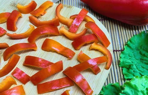 Грузинский салат с грецкими орехами, фасолью и говядиной