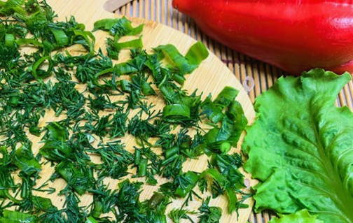 Грузинский салат с грецкими орехами, фасолью и говядиной