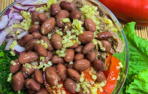 Грузинский салат с грецкими орехами, фасолью и говядиной