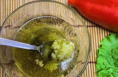 Грузинский салат с грецкими орехами, фасолью и говядиной