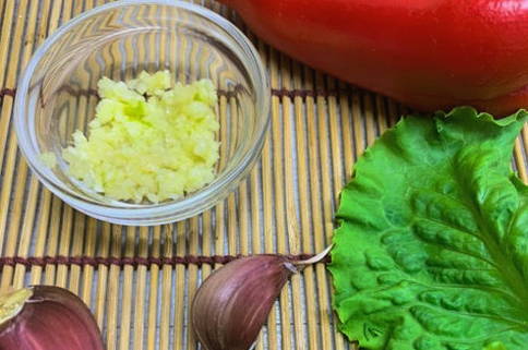 Грузинский салат с грецкими орехами, фасолью и говядиной