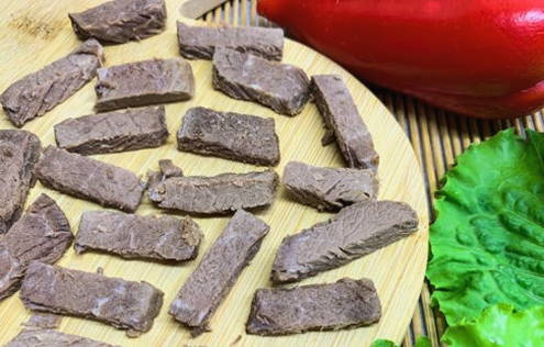 Грузинский салат с грецкими орехами, фасолью и говядиной