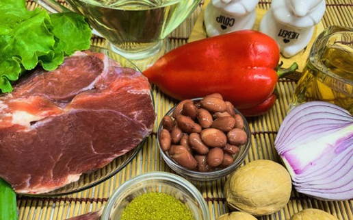 Грузинский салат с грецкими орехами, фасолью и говядиной