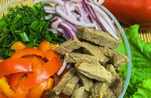 Грузинский салат с грецкими орехами, фасолью и говядиной