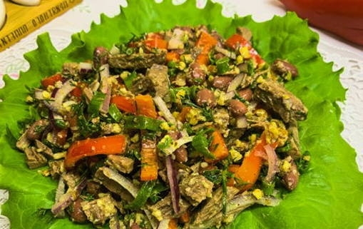 Грузинский салат с грецкими орехами, фасолью и говядиной