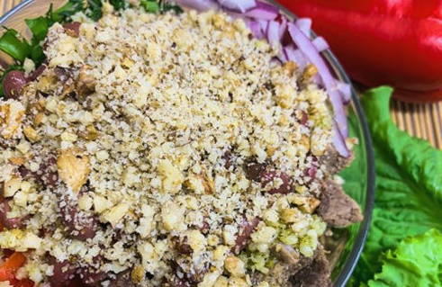 Грузинский салат с грецкими орехами, фасолью и говядиной
