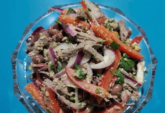 Грузинский салат с грецкими орехами, фасолью и болгарским перцем