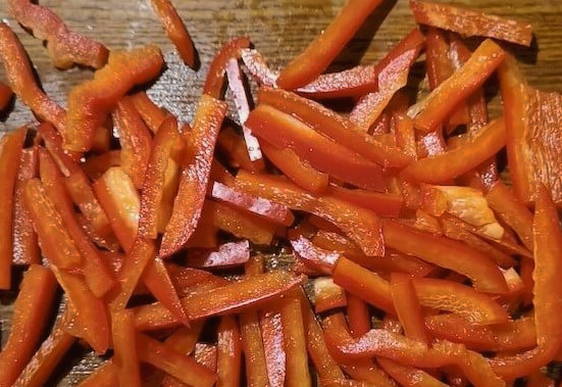 Грузинский салат с грецкими орехами, фасолью и болгарским перцем