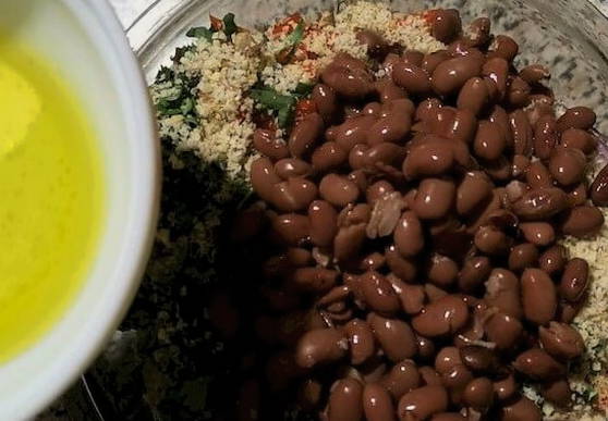 Грузинский салат с грецкими орехами, фасолью и болгарским перцем