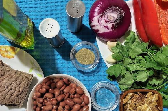 Грузинский салат с грецкими орехами, фасолью и болгарским перцем