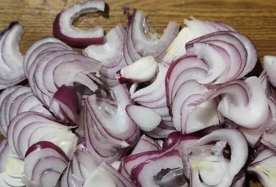 Грузинский салат с грецкими орехами, фасолью и болгарским перцем