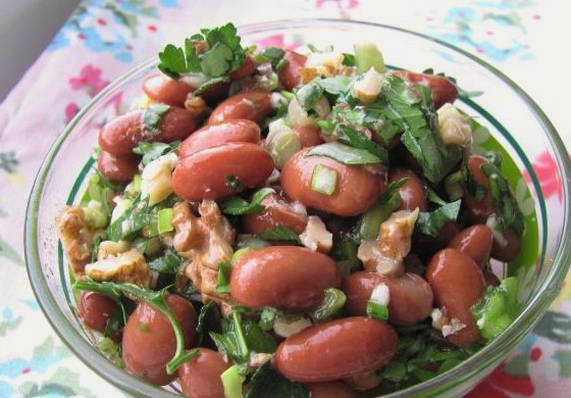 Грузинский салат с грецкими орехами и фасолью