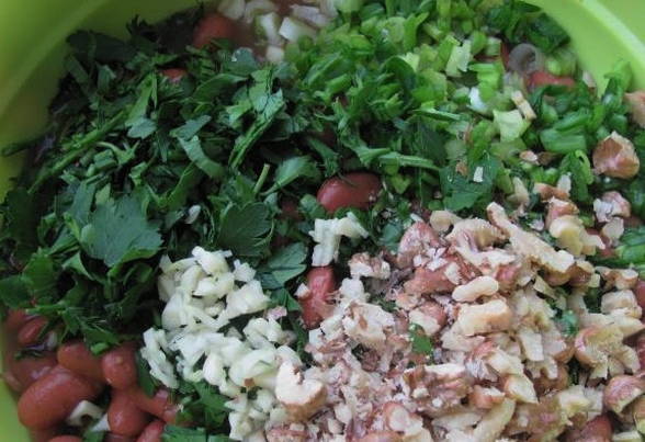 Грузинский салат с грецкими орехами и фасолью