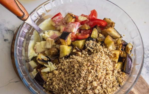 Грузинский салат с грецкими орехами и баклажанами