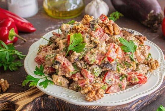 Грузинский салат с грецкими орехами и баклажанами