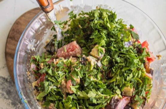 Грузинский салат с грецкими орехами и баклажанами