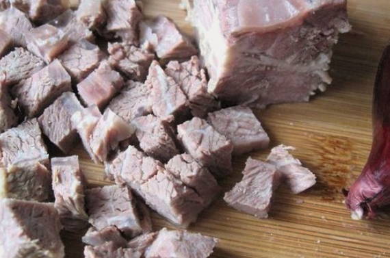 Грузинский салат с говядиной, красной фасолью, болгарским перцем и грецкими орехами