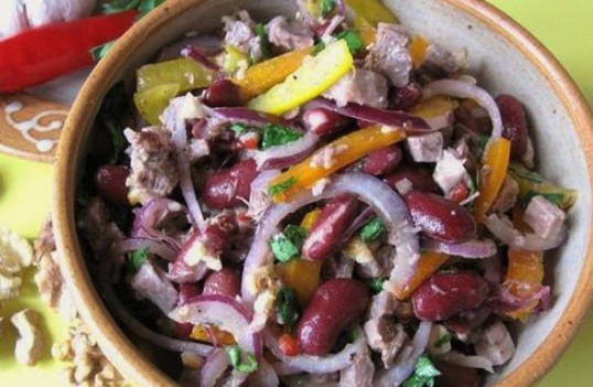 Грузинский салат с говядиной, красной фасолью, болгарским перцем и грецкими орехами