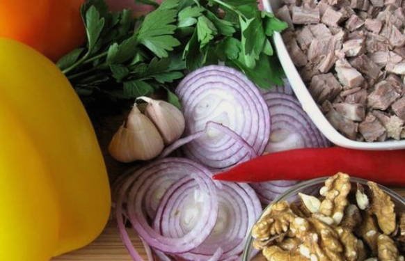 Грузинский салат с говядиной, красной фасолью, болгарским перцем и грецкими орехами