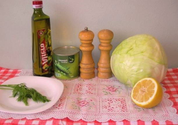 Диетический салат с зеленым горошком