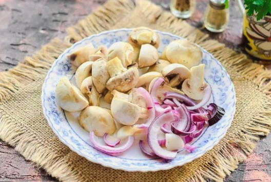Деревенский салат с картошкой Деревенский салат с картошкой