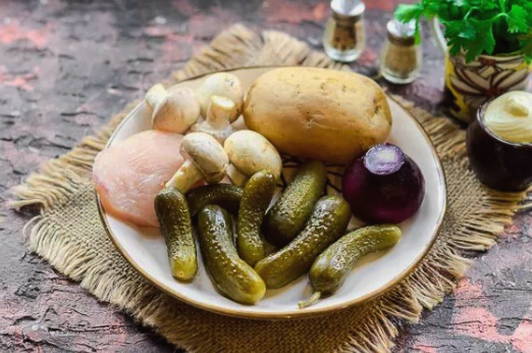Деревенский салат с картошкой Деревенский салат с картошкой