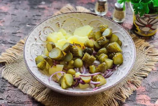 Деревенский салат с картошкой Деревенский салат с картошкой