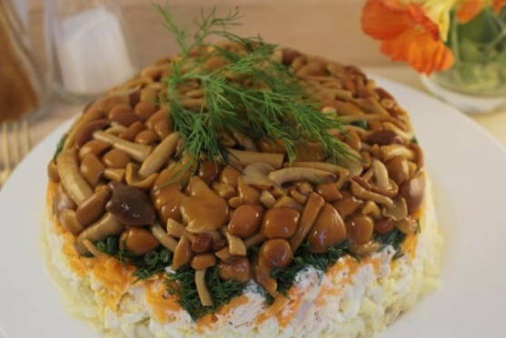 Салат «Грибная поляна» с опятами и курицей