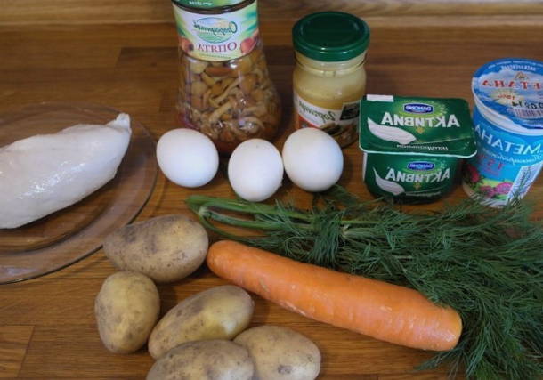 Салат «Грибная поляна» с опятами и курицей