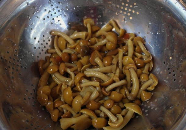 Салат «Грибная поляна» с опятами и курицей