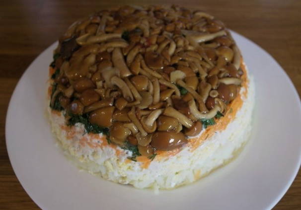 Салат «Грибная поляна» с опятами и курицей