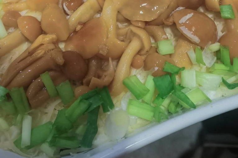 Салат «Грибная поляна» с опятами и копченой курицей